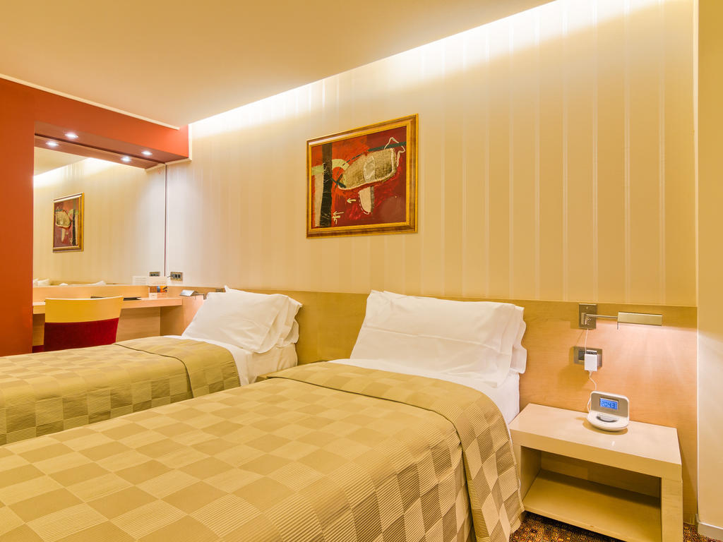 Double Room without Balcony and with Lateral Sea View