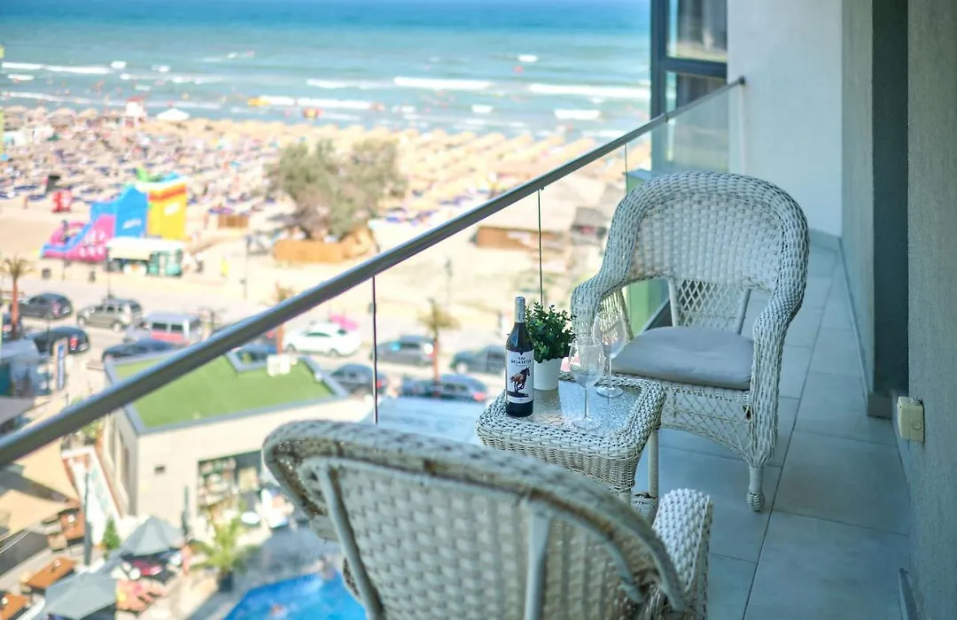 Brooklyn Apartment Spa And Pool Beach Resort - Parking-1