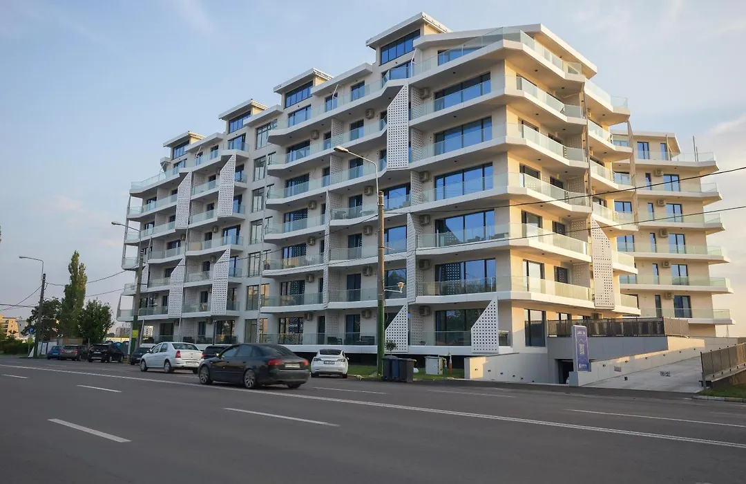 Purple Luxury Apartment Lake On-1