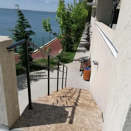 Mamaia Studio By The Lake-2