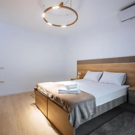 Premier Luxury Apartment Lake On-2