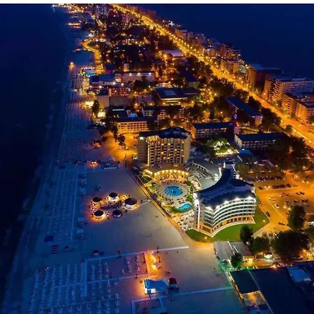 Mamaia Central Apartments-3