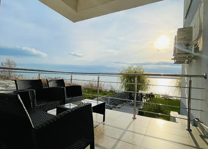 RoApart- Sunset Dream Apartament 2 dormitoare vedere lac si parcare